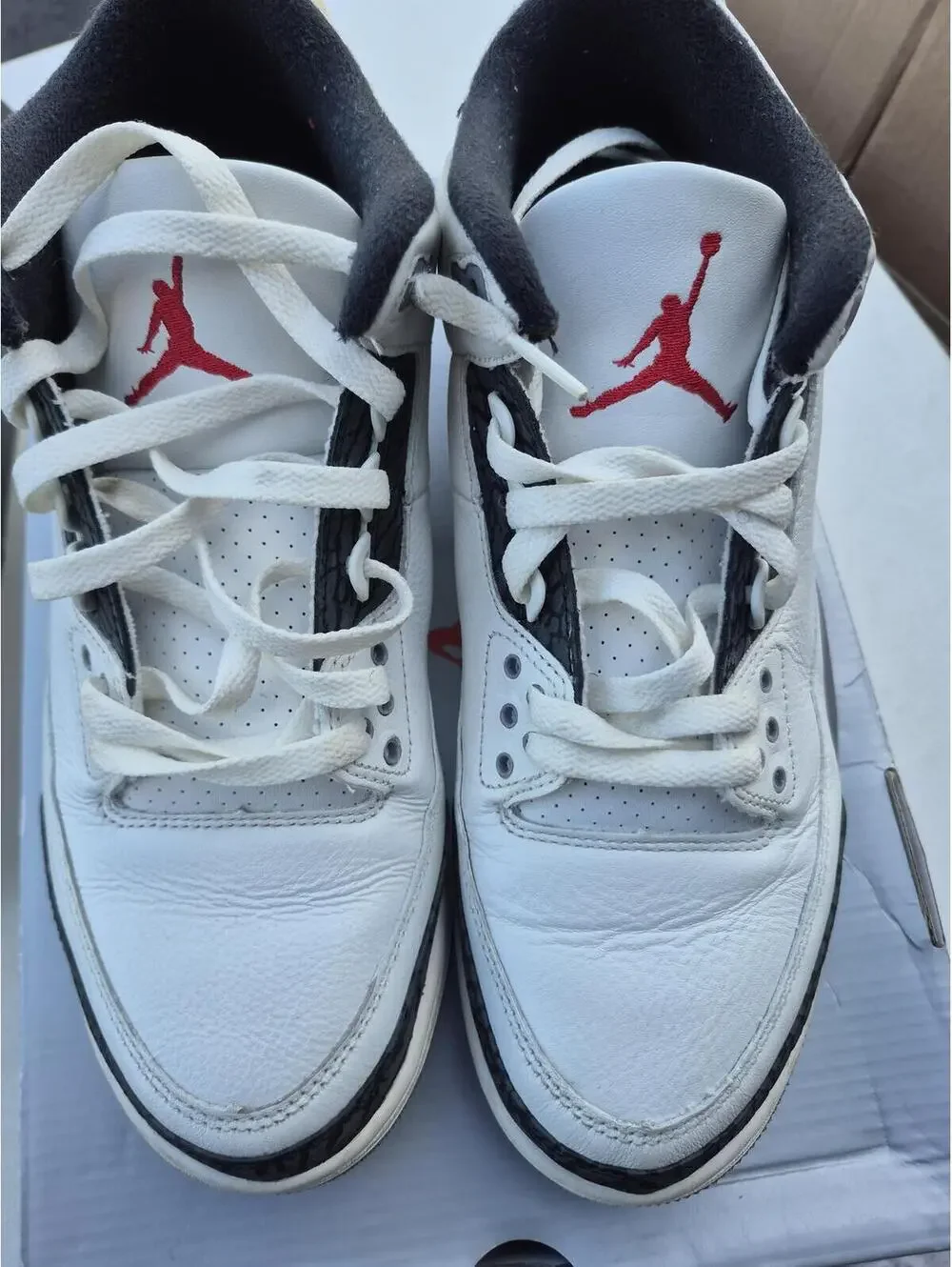 Air Jordan 3 Retro Men's Cement Grey Size 9.5 Pre-owned